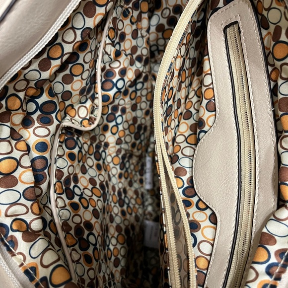 Off white purse, has plenty of pockets inside and out, never used, smoke free - Picture 3 of 7